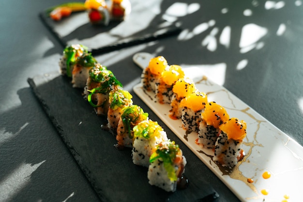 Close up van smakelijke japanse uramaki sushi met zalm