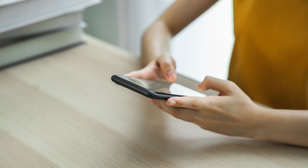 Close-up van smartphoneapparaat van de handholding en het typen van tekstbericht op online sociaal.