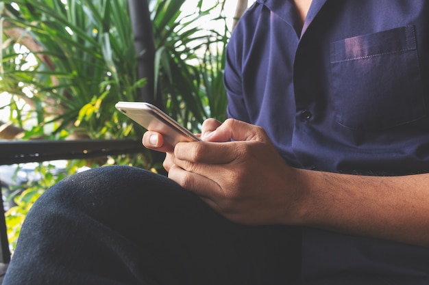 Close-up van smartphones in de handen van een man zit in een cafe-winkel