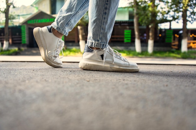 Close-up van sneakers schoenen die onderweg lopen