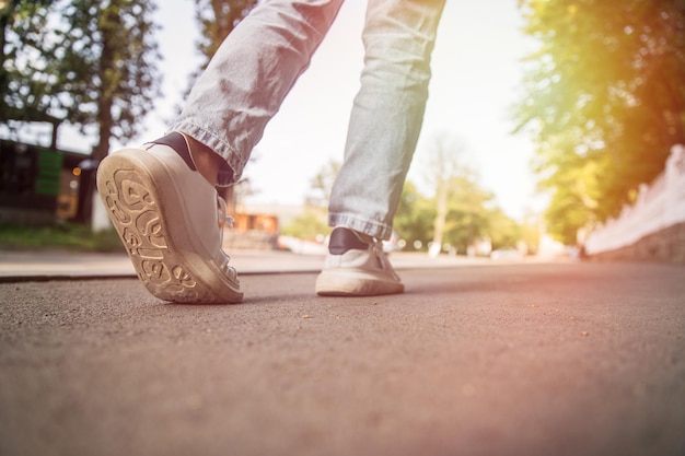 Close-up van sneakers schoenen die onderweg lopen