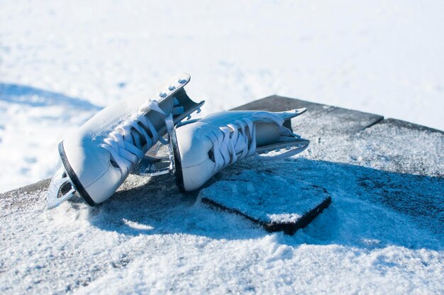 Foto close-up van sneeuw op zand