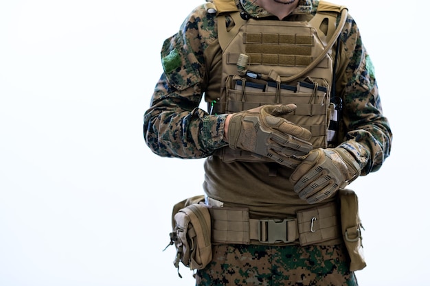 Close-up van soldaten handen zetten beschermende gevechtshandschoenen