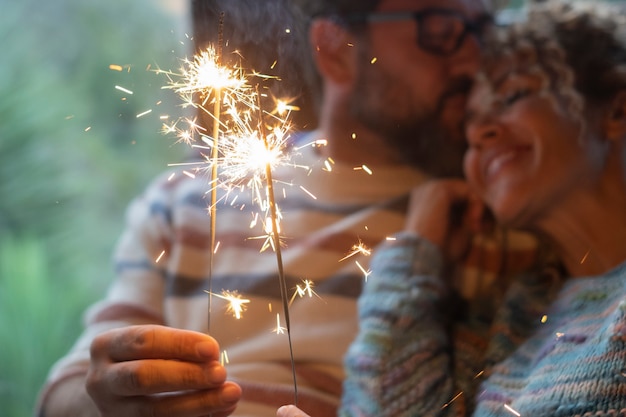 Close up van sparkler licht voor liefde en viering concept