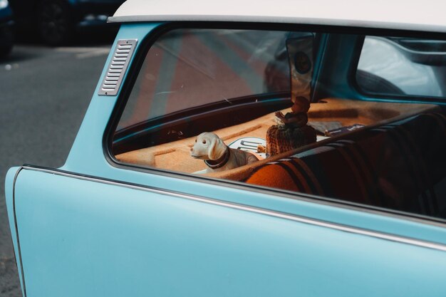 Foto close-up van speelgoed in een vintage auto