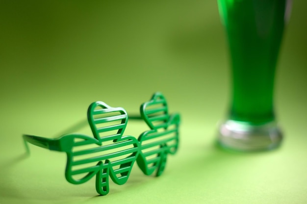 Foto close-up van speelgoed met drankje op groene achtergrond