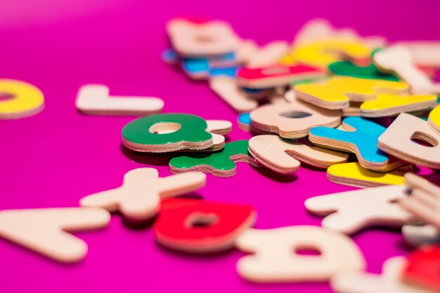 Foto close-up van speelgoed op tafel