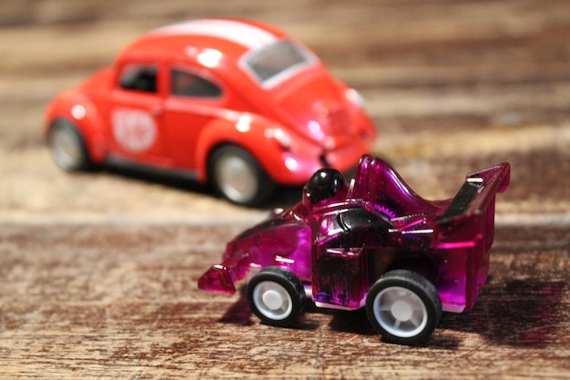 Foto close-up van speelgoedwagens op tafel