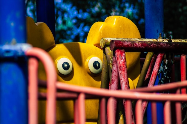 Foto close-up van speeltoestellen op de speeltuin