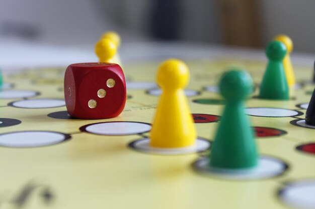 Foto close-up van spelstukken en dobbelstenen op ludo