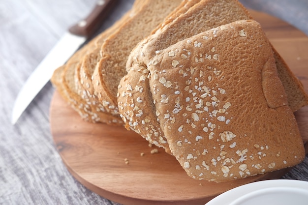 Close-up van stapel gebakken brood op tafel