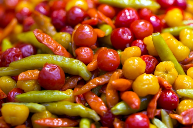 Close-up van stapel peper in azijn wordt gekruid die