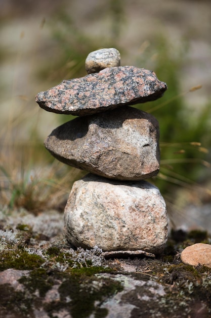 Close-up van stenen stapel op rots