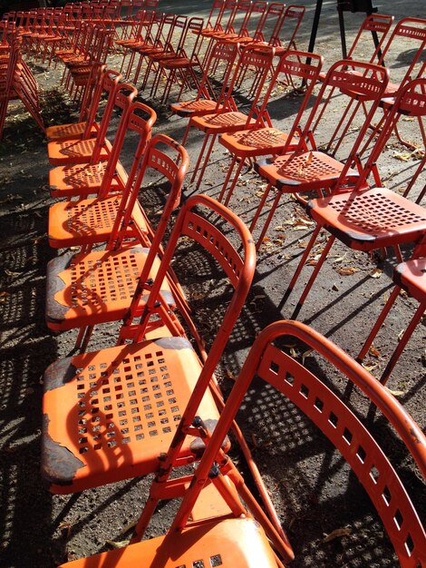 Foto close-up van stoelen in rijen