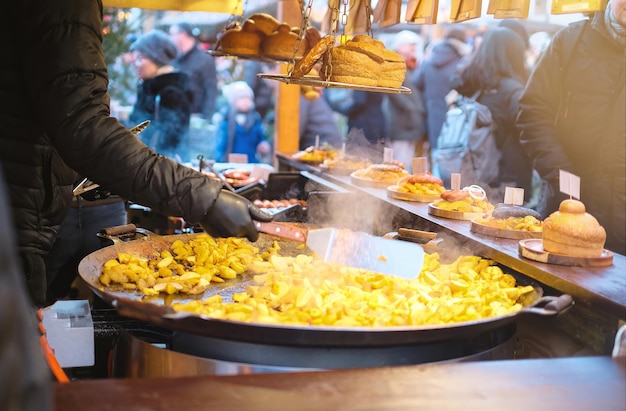 Foto close-up van straatvoedsel op de kerstmarkt met rustieke aardappelburgers en traditionele estse