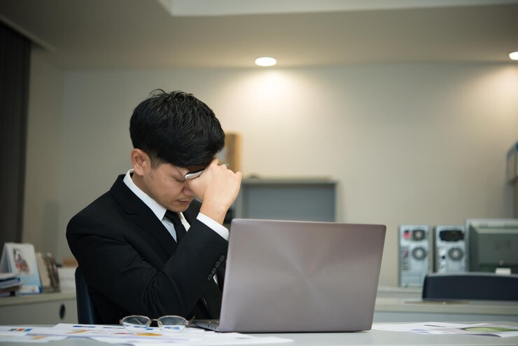 Close-up van stress Aziatische zakenmanMislukt van werkThailand mensenGeen succes van zakenVerdriet man concept