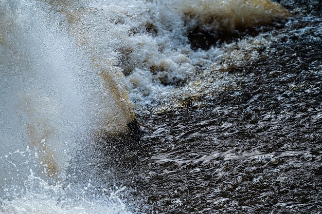 Close-up van stromend water, snelle waterspatten van een wildwaterrivier of stromend bruisend water