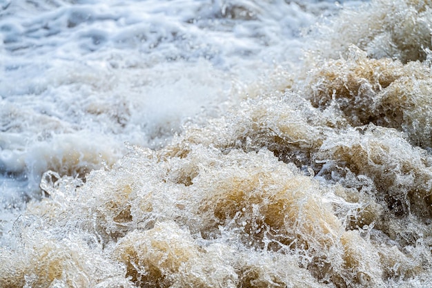 Close-up van stromend water, snelle waterspatten van een wildwaterrivier of stromend bruisend water