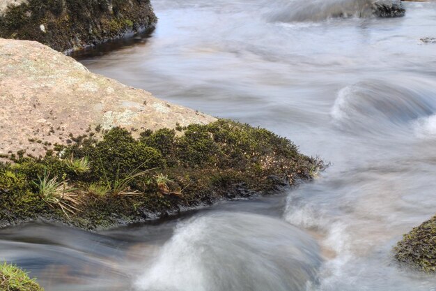 Foto close-up van stromend water