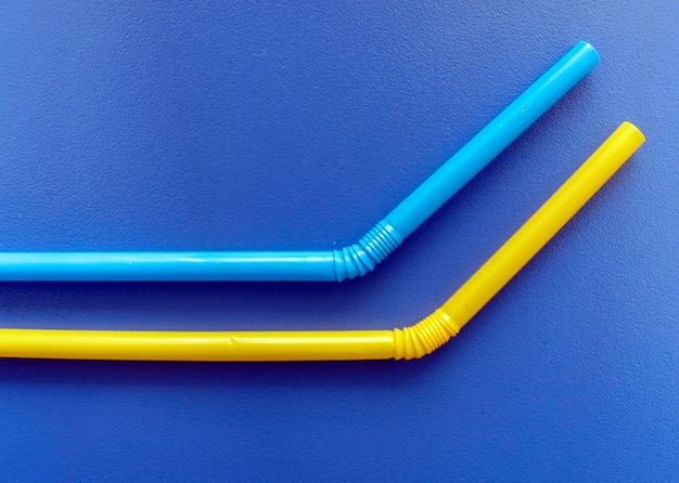 Foto close-up van strooitjes op blauwe tafel