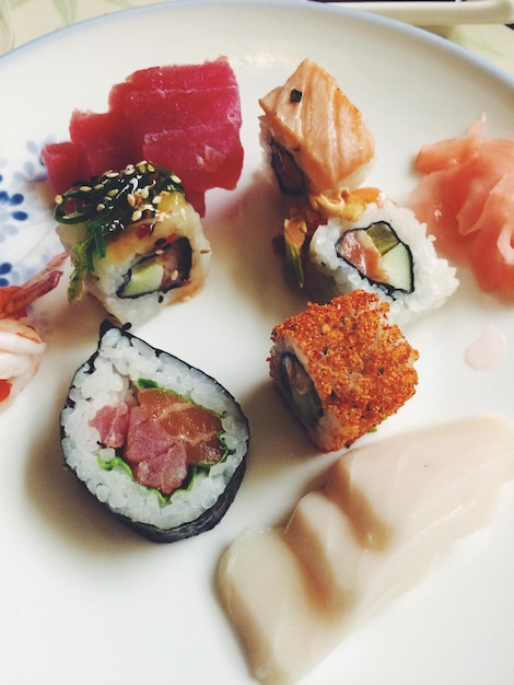 Close-up van sushi en sashimi geserveerd op een bord