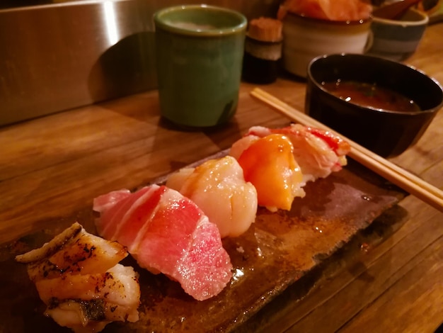 Foto close-up van sushi geserveerd op tafel