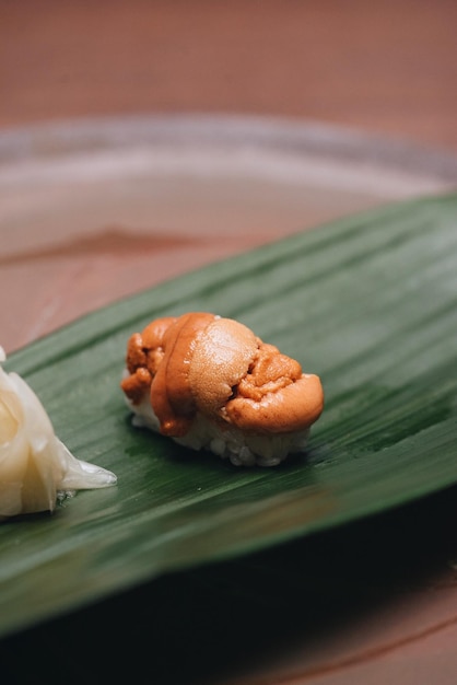 Close-up van sushi in blad
