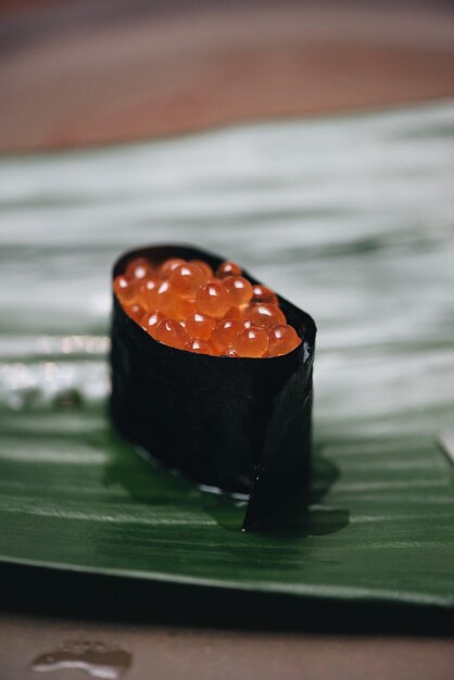 Close-up van sushi in blad