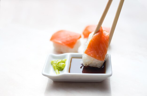 Close-up van sushi met dip op een witte achtergrond