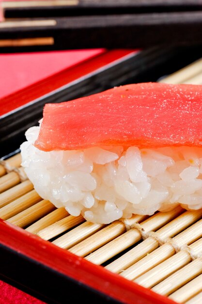 Foto close-up van sushi op bord