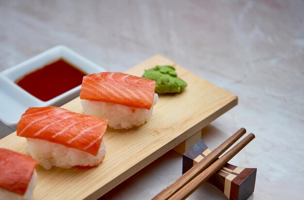 Close-up van sushi op bord