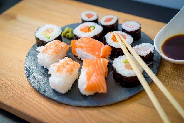 Foto close-up van sushi op een bord op tafel