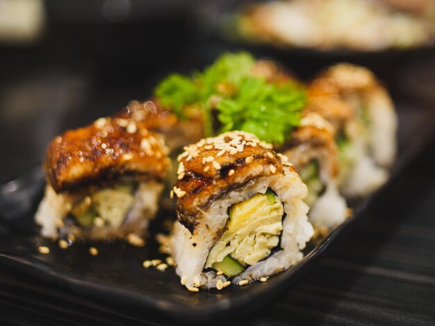 Close-up van sushi op een bord op tafel