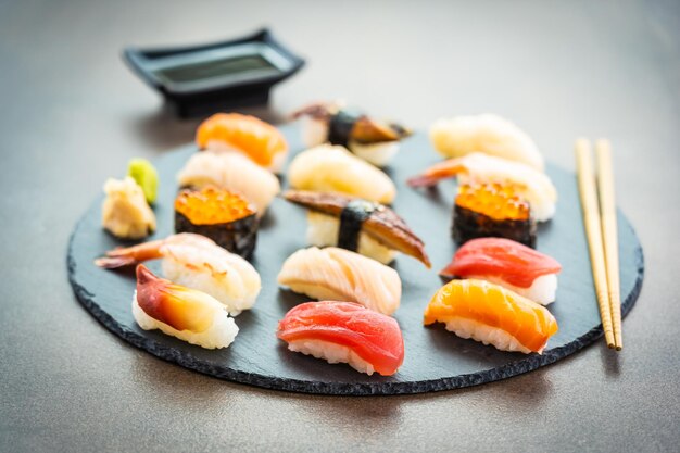 Close-up van sushi op een dienblad