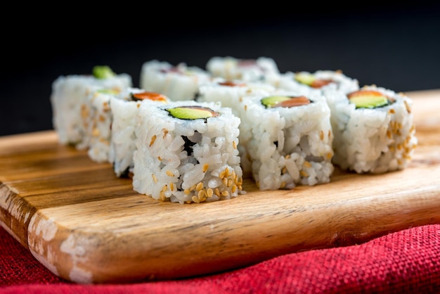 Close-up van sushi op een snijplank