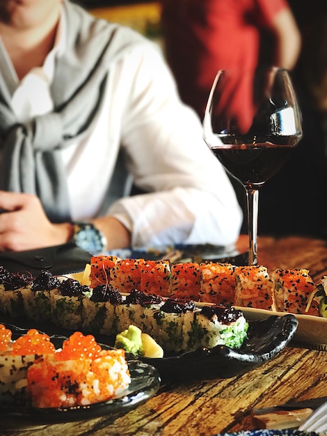 Close-up van sushi op tafel in een restaurant