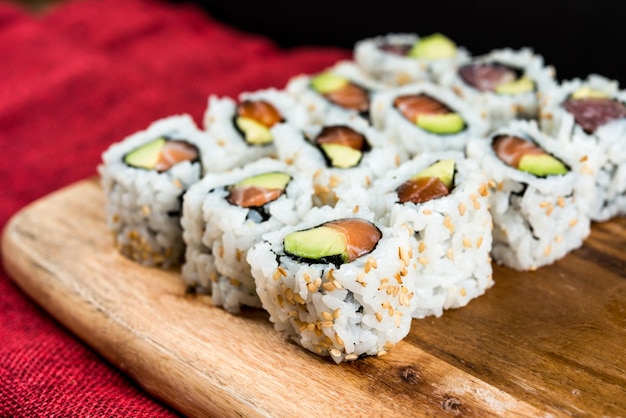 Close-up van sushi op tafel