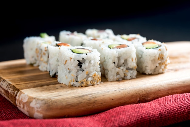 Close-up van sushi op tafel