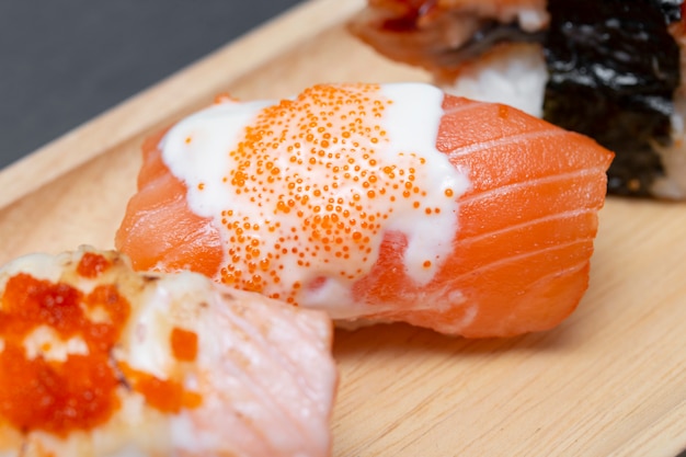 Close - up van sushi zalm in plaat op stenen tafel.