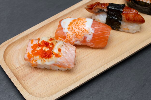 Close - up van sushi zalm in plaat op stenen tafel.