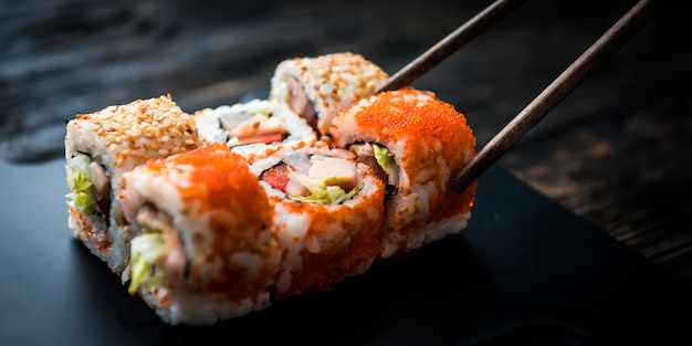 Close-up van sushibroodjes met eetstokjes