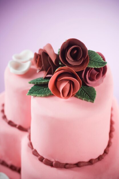 Foto close-up van taart met roze rozen