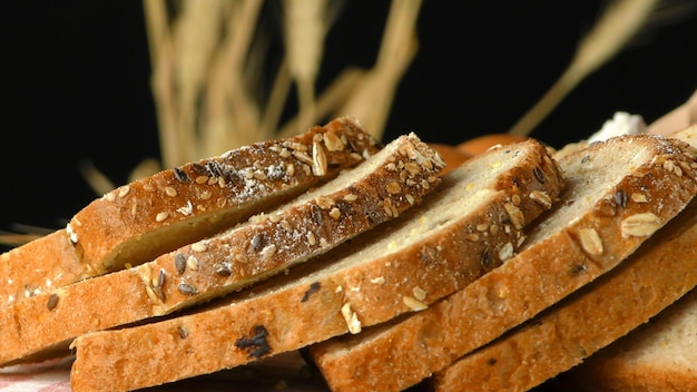 Foto close-up van taart op zwarte achtergrond