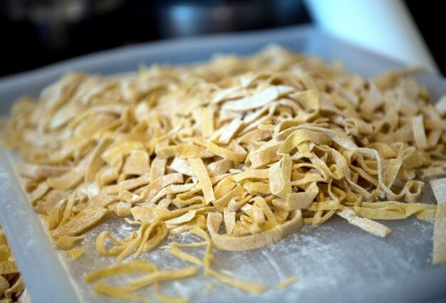 Foto close-up van tagliatelle in bord op tafel