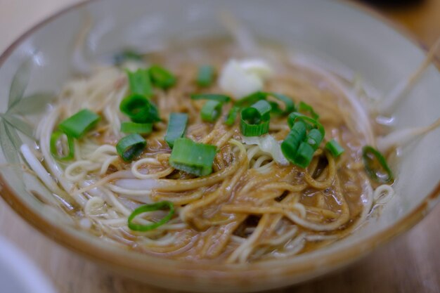 Close-up van taiwanese noedels geserveerd in een schaal