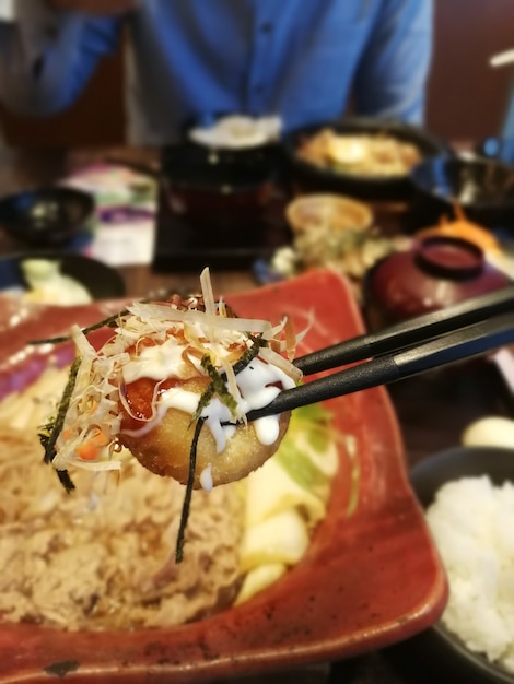 Close-up van takoyaki, Chopstick geklemd takoyaki bal
