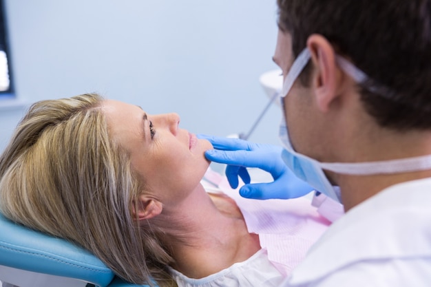 Close up van tandarts behandeling van vrouw