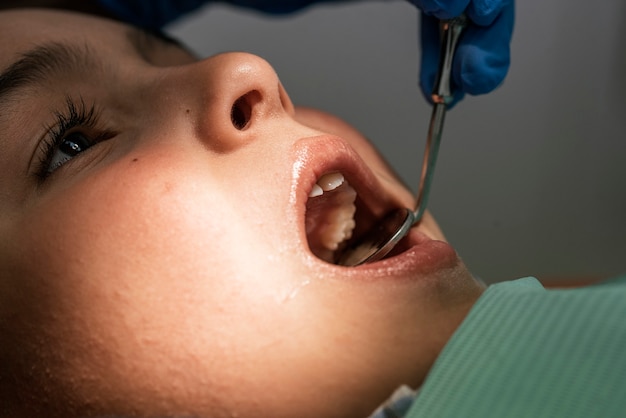 Close up van tandarts tijdens een tandheelkundige ingreep met een patiënt. Tandartsconcept