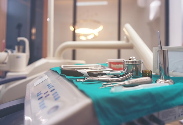 Close-up van tandartsgereedschap en apparatuur in een tandheelkundige kliniek, een tandheelkundig kantoor en medische hulpmiddelen