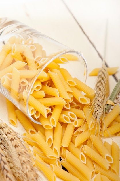 Close-up van tarwe met rauwe pasta op tafel